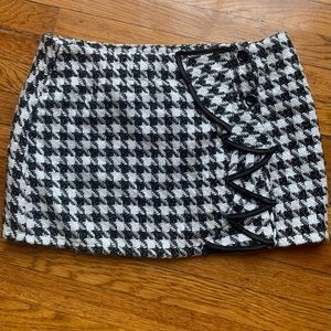 NWOT Mini Houndstooth Print Black & White Ruffle Retro Fifth Culture Skirt